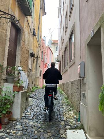 <p>The alleys of Lisbon's old town can become narrow and steep © Wechselberger</p>