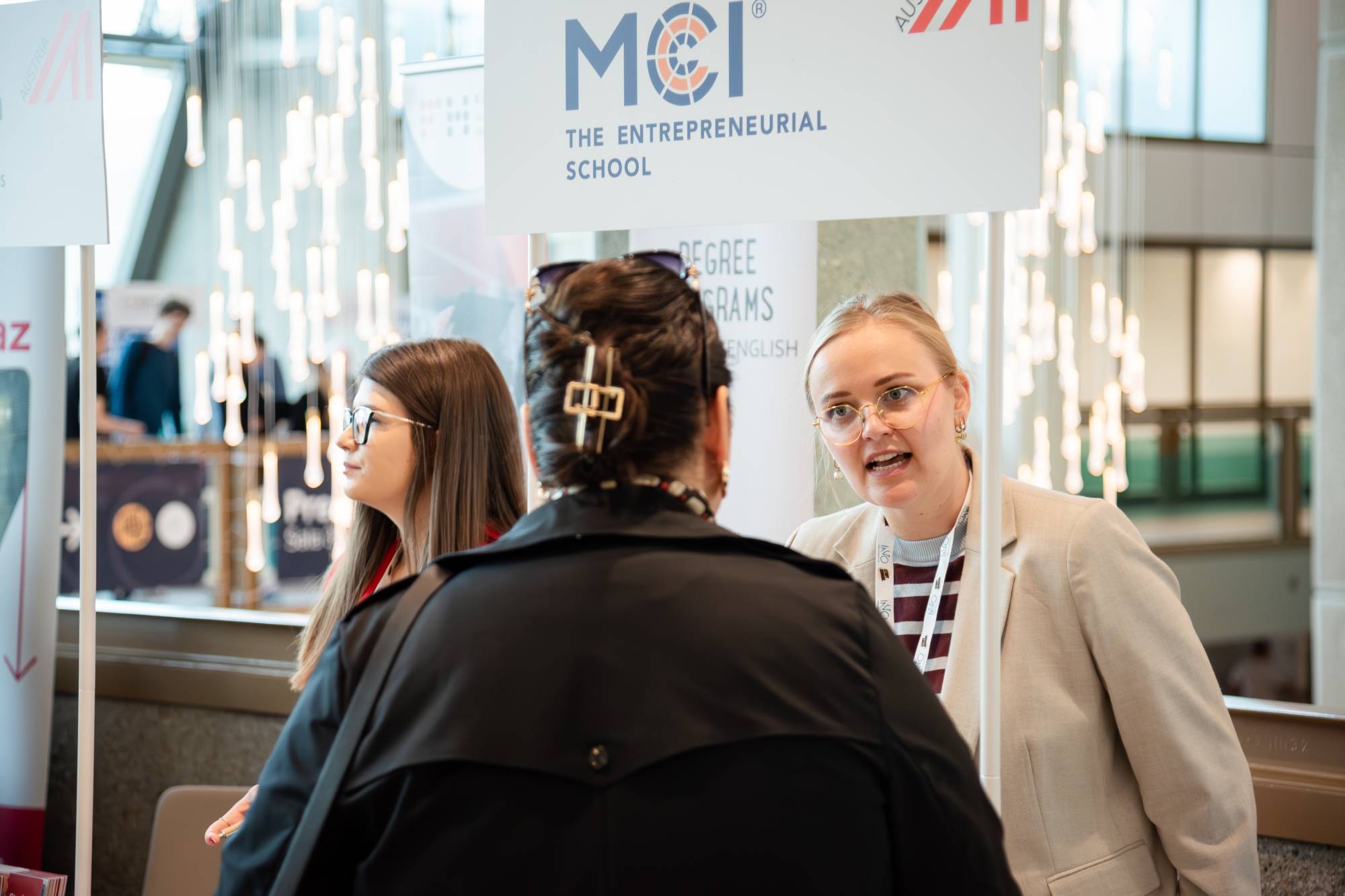 <p>International Relations Recruiting Team auf der SEE Fair in Belgrad © Nemanja Budimcic</p>