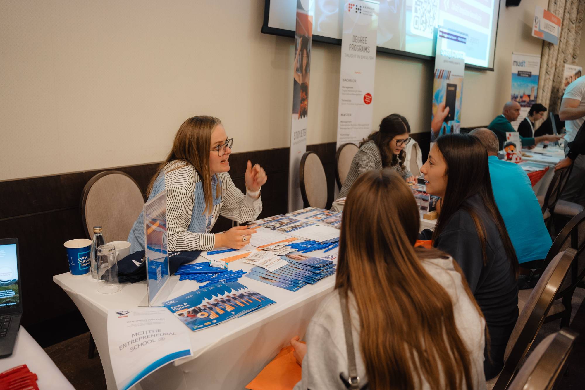 <p>International Relations Recruiting Team auf der Study Abroad Fair in Podgorica © Kim Fladda</p>