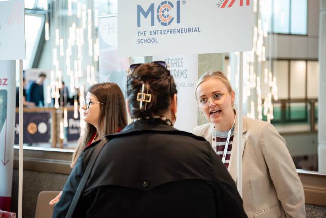 <p>International Relations Recruiting Team auf der SEE Fair in Belgrad © Nemanja Budimcic</p>