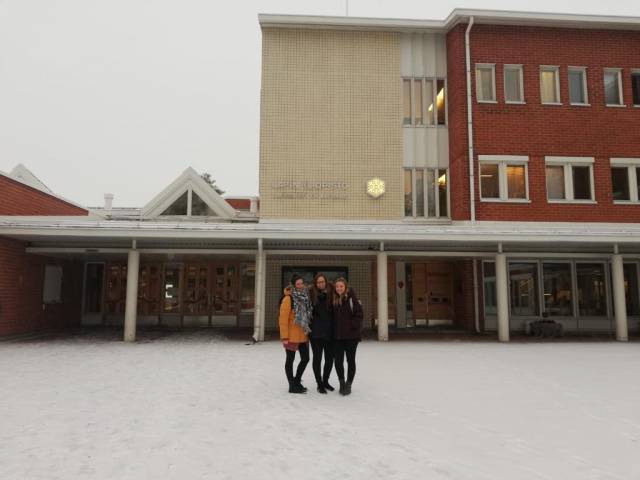 <p><em>In front of the University of Lapland. Foto: Mikolasch </em></p>