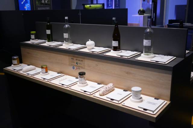 <p>The grocery store display provides information about which products rely on microbes to play a crucial role in their production. ©MCI/Sonja Hirschl-Neuhauser</p>