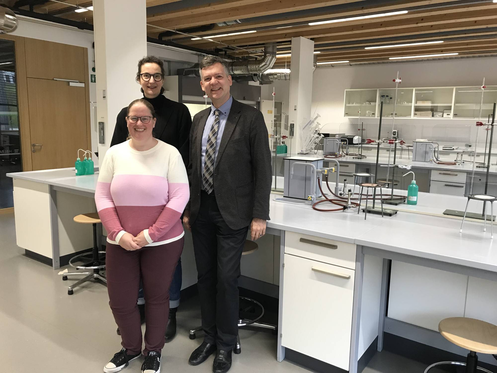 <p>V.l.n.r.: Ronald Zecha (Direktor der HBLFA Tirol), Kathrin Zauner (Abteilungsvorständin für Lebensmittel und Biotechnologie der HBLFA Tirol) sowie Prof. Dr. Katrin Bach vom MCI ©MCI</p>