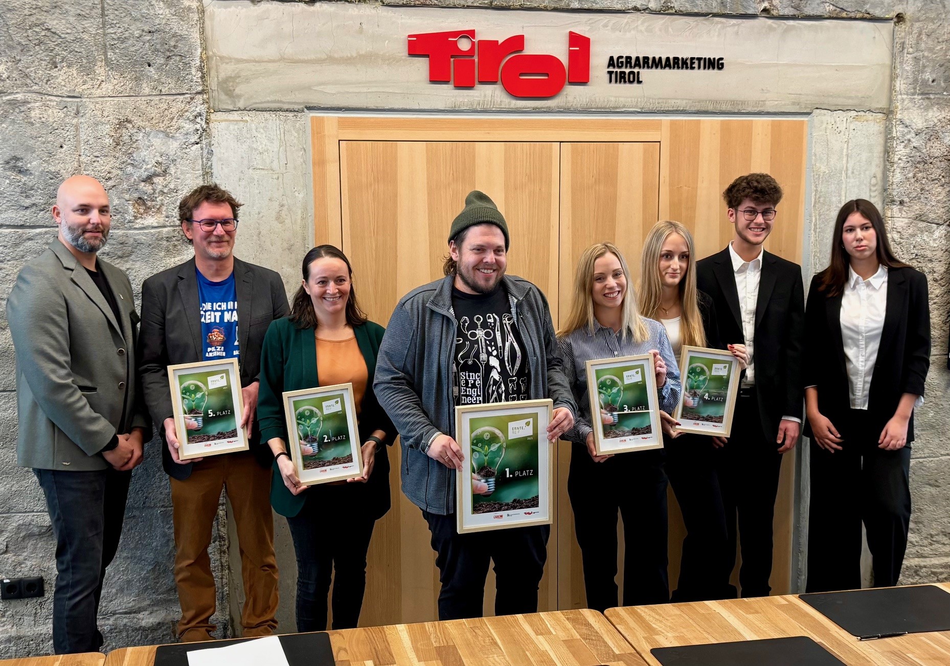 <p>Bild v.l.: Matthias Mayr AMT, Christoph Reiter - Urban Farm mit Ressourcenkreislauf, Bernadette Bodner-Pernlochner, Vom Kuhstall zur Kreislaufanlage - nachhaltiger Welsgenuss aus der Region, Harald Stoiber - WET-HOP-Innovation mit Hopfen aus Going für Tiroler Braukultur, Saskia Nicole Maier - Future Proteins, SchülerInnen vom Borg Zillertal - Food4Future&nbsp; © AMTirol/Markus Krapf</p>