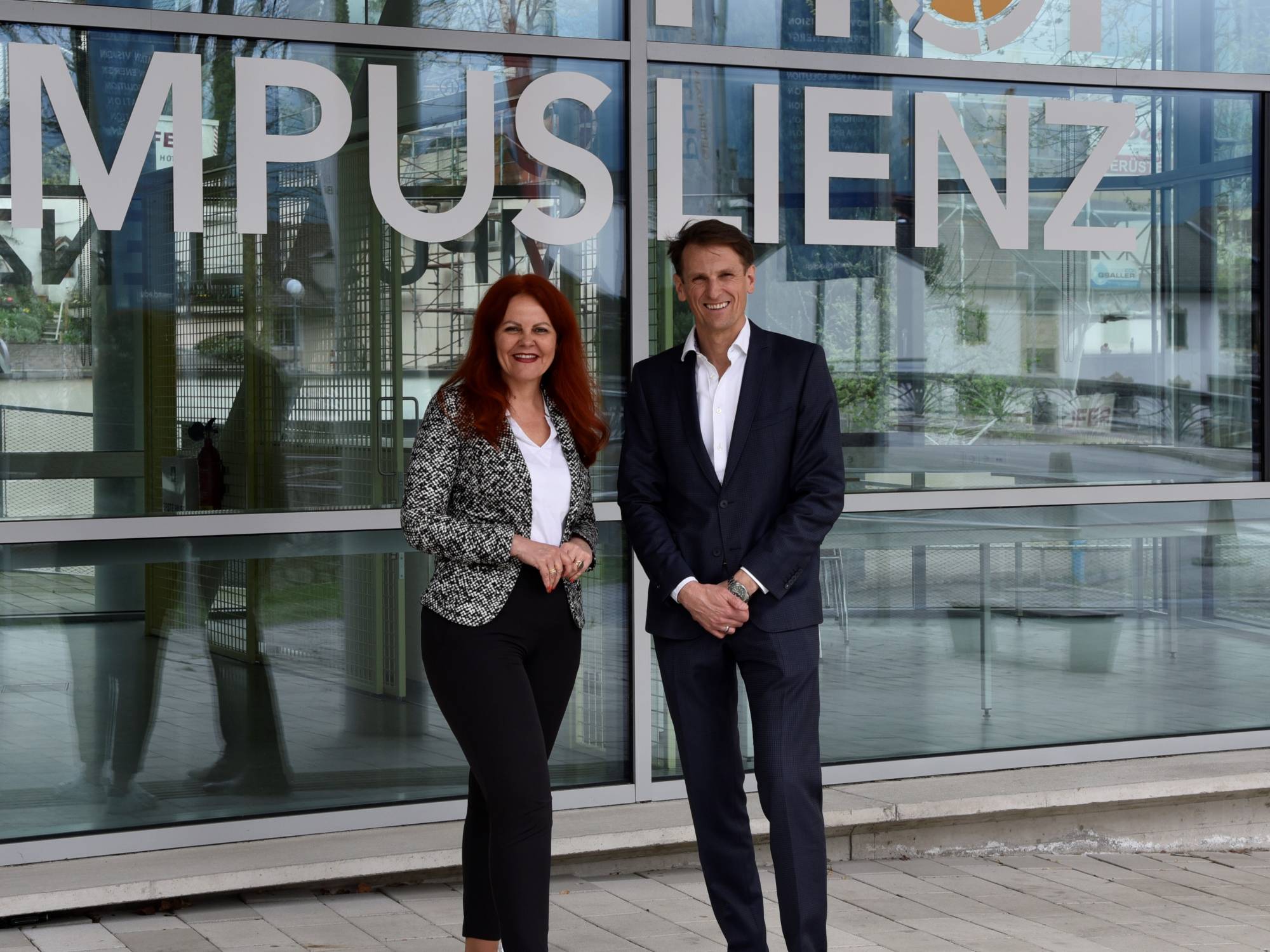<p>Landesrätin Cornelia Hagele mit Hansjörg Jaufenthaler, Standortleiter des MCI Campus Lienz ©Land Tirol</p>