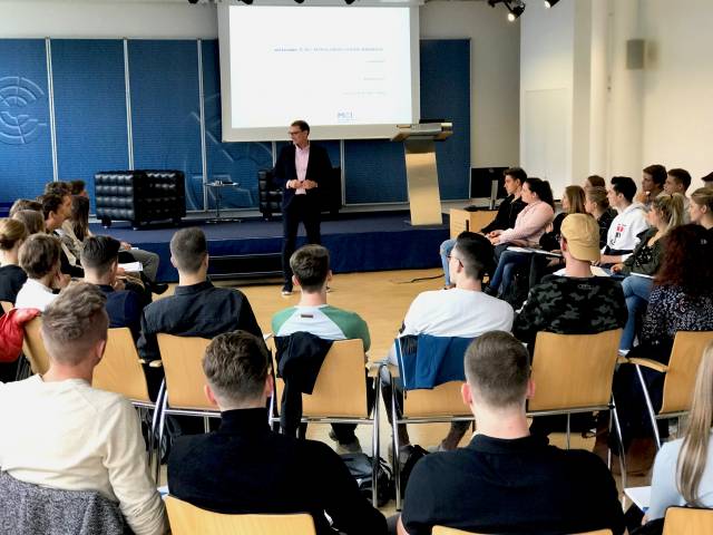 <p>Wir begrüßen unsere neuen & treuen Studierenden</p>