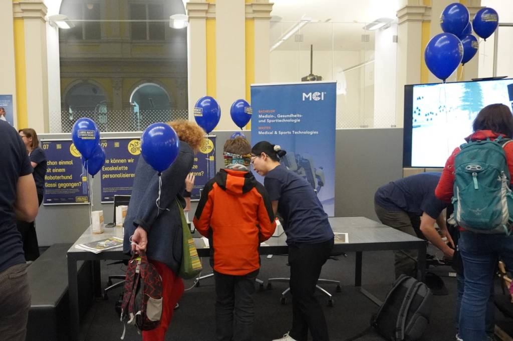 <p>Lange Nacht der Forschung. Ausstellungsstand „Exoskelett“. ©MCI / Lea Ludwig</p>