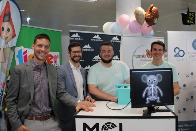 <p>V.l.n.r.: Bernhard Hollaus, Daniel Sieber, Alexander Kometer und Georg Sagmeister bei der Eröffnung des Teddybärkrankenhauses ©MCI/Anna Knabl</p>