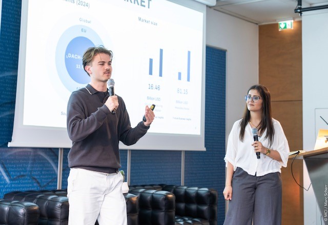 <p>Healink bei einem Pitch ihres Produktes Lifesense © MCI/Marc Scherr</p>