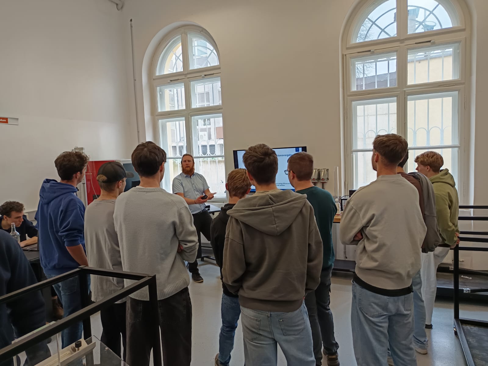 <p>Regelungstechnikübungen mit Studiengangsleiter Dr. Phillip Kronthaler ©MCI/Walder</p>