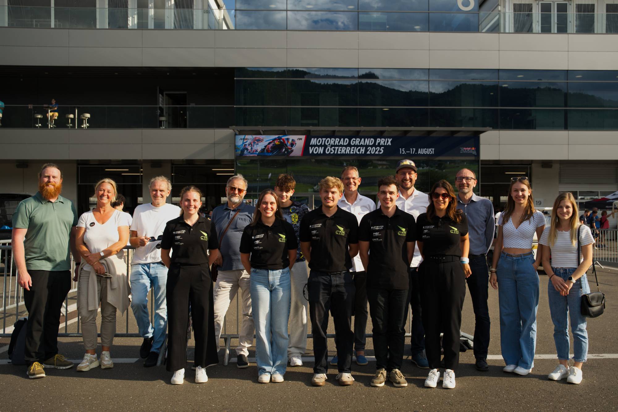 <p>Der Vorstand des CTM Teams zusammen mit Sponsor:innen und Unterstützer:innen.  ©MCI/Kronthaler</p>