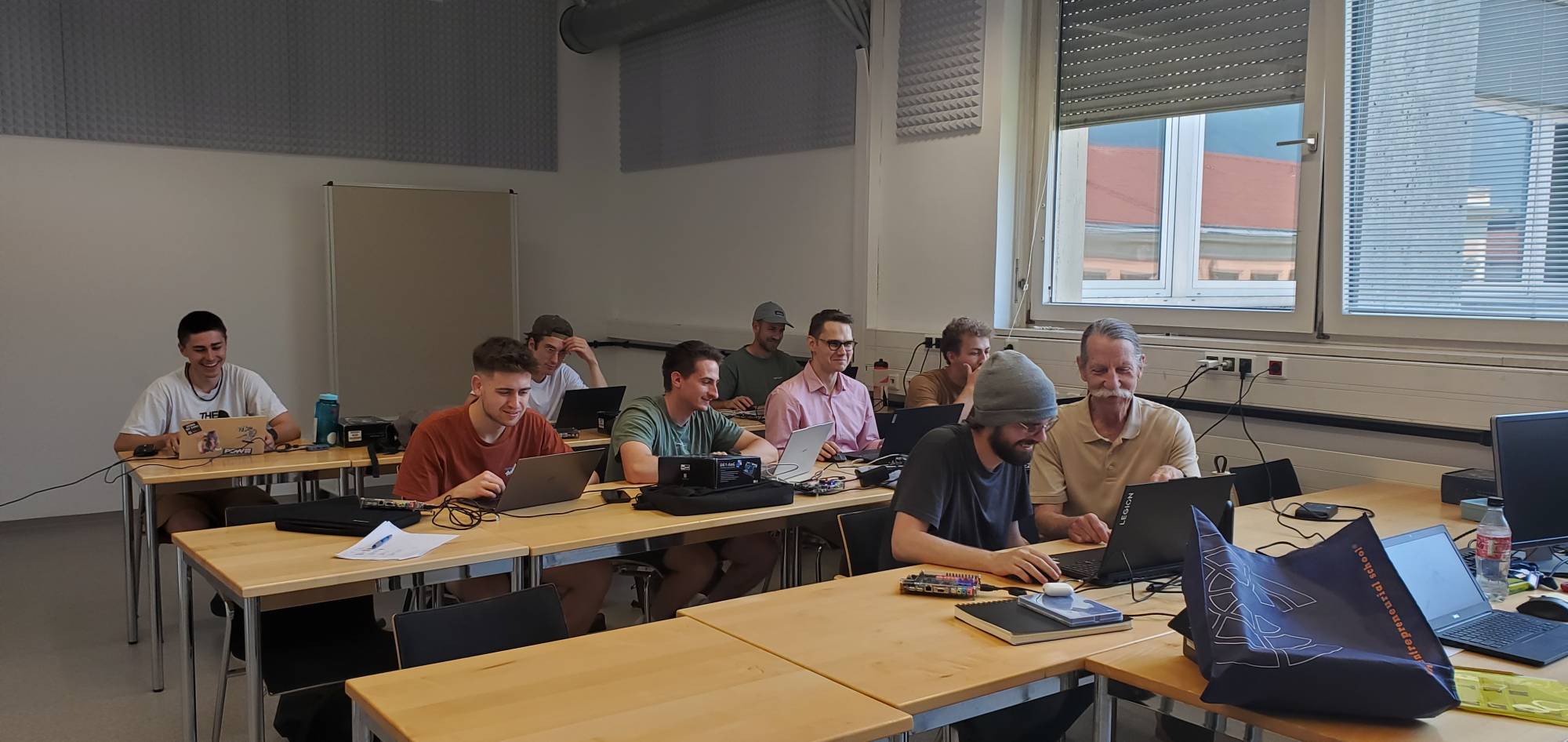 <p>Professor Clements with his students in the Embedded Computing course ©MCI</p>