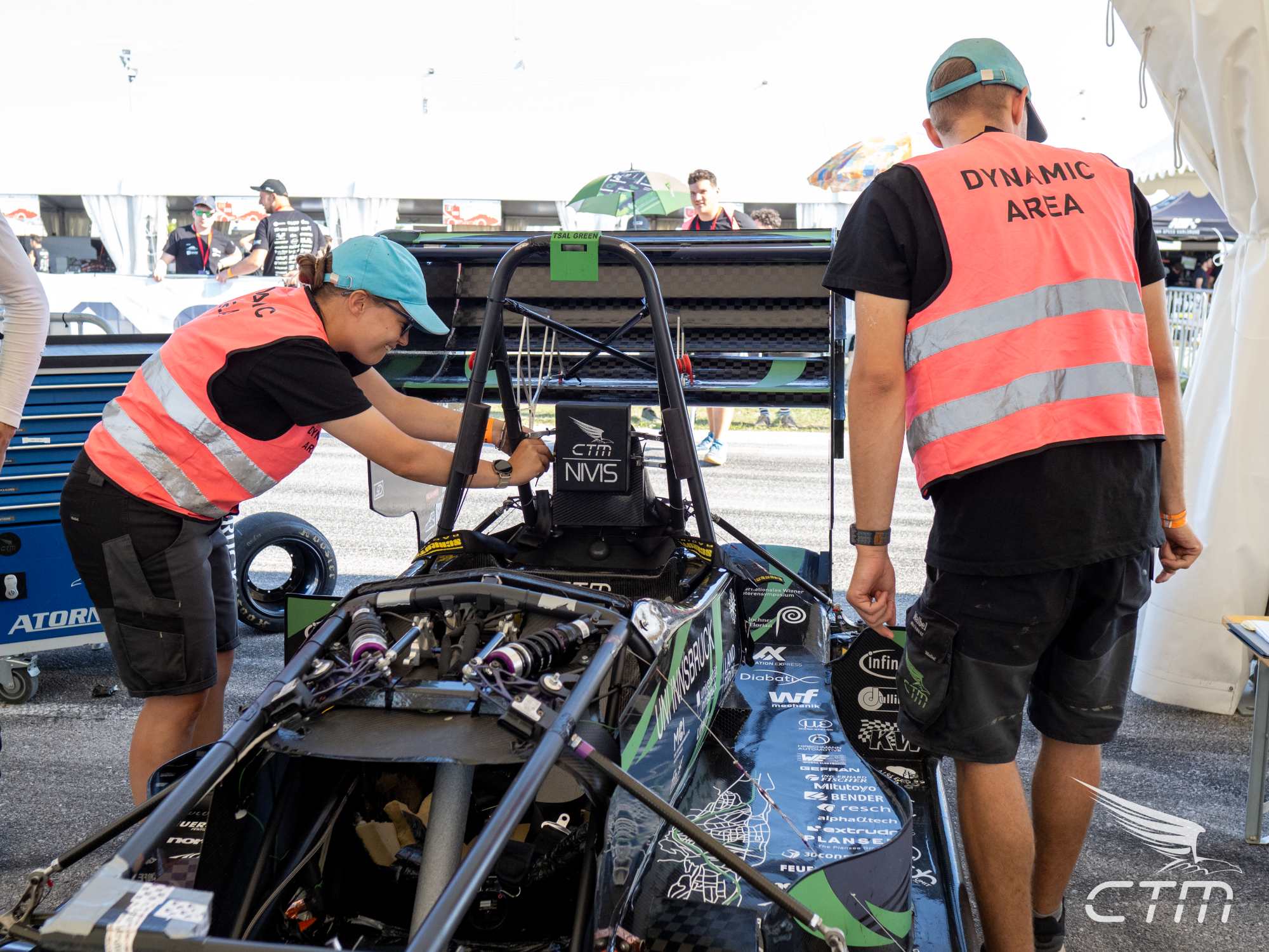 <p>Letzte Anpassungen am Fahrzeug ©Campus Tirol Motorsport</p>