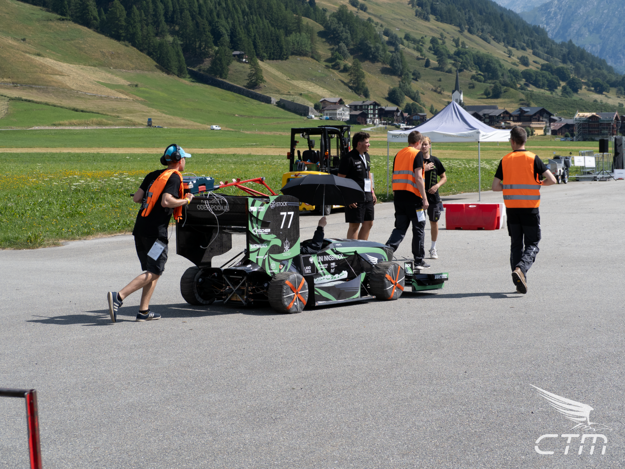 <p>Der Rennwagen wird auf die Strecke gebracht ©Campus Tirol Motorsport</p>