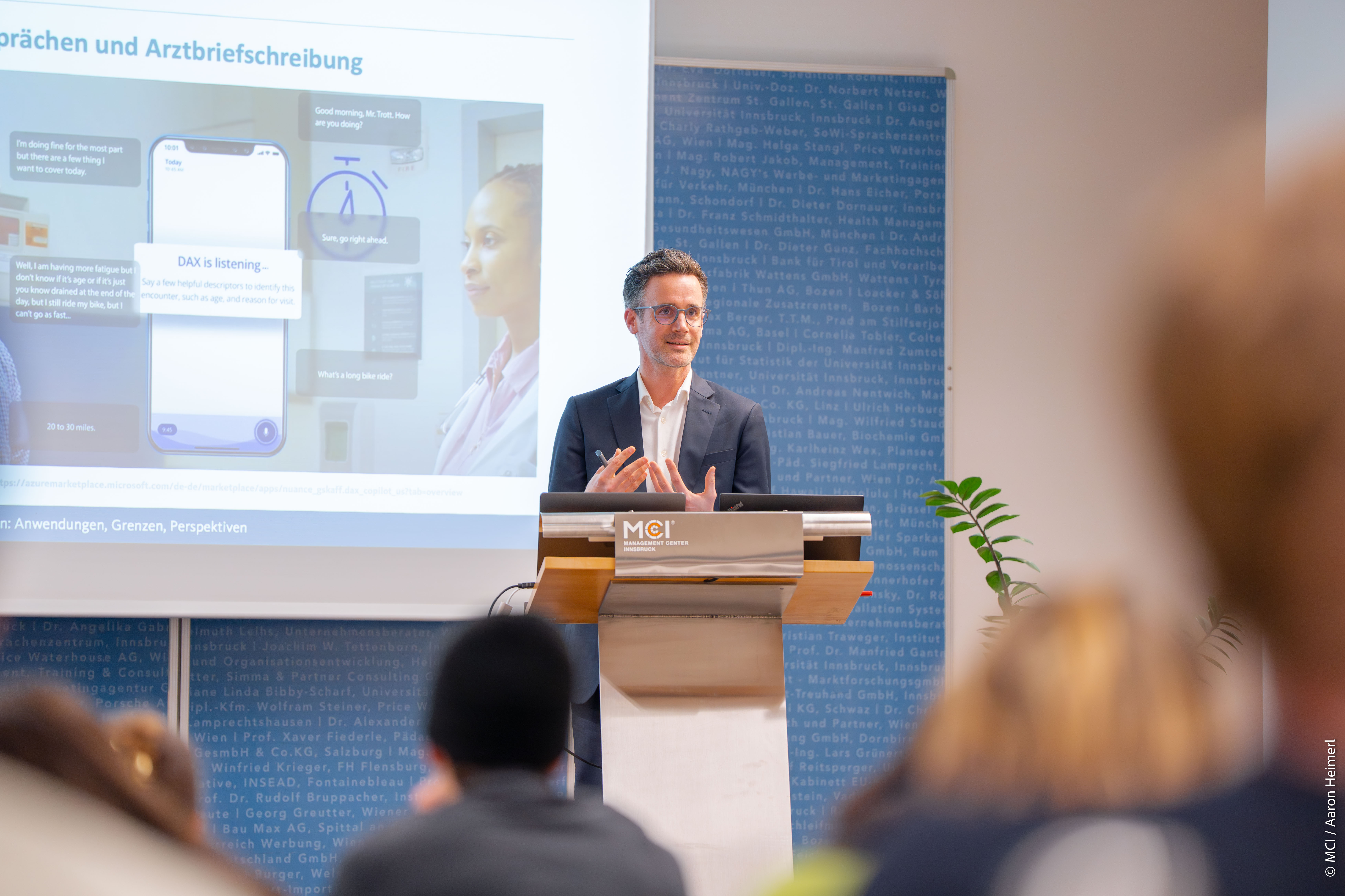 <p>Stefan Richter erklärt KI-Anwendungen zum Aufzeichnen von Patient-Arzt Gesprächen ©MCI/Aaron Heimerl</p>