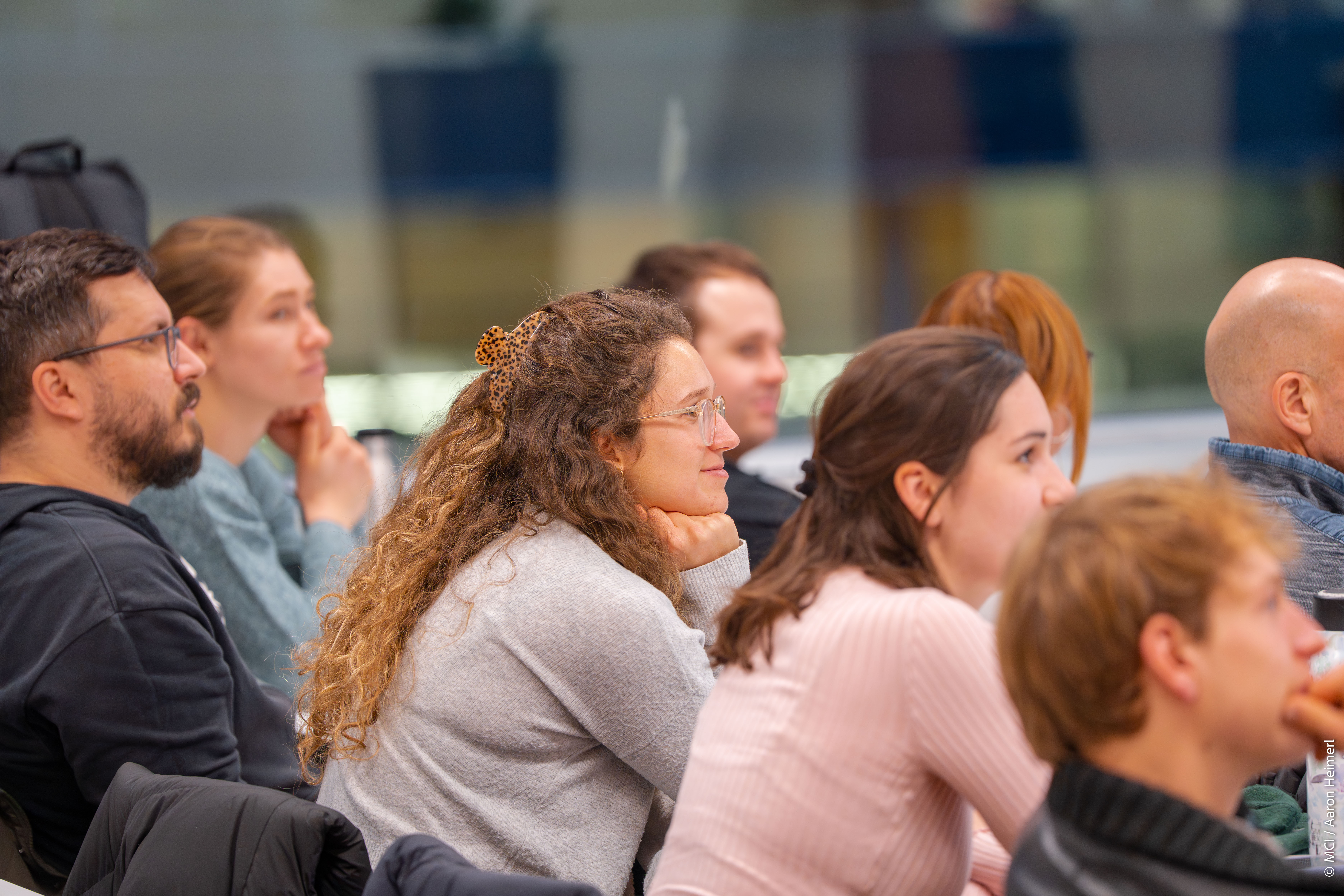 <p>Studierende des Bachelorstudiengangs Sozial-, Gesundheits- & Public Management beim Vortrag ©MCI/Aaron Heimerl</p>