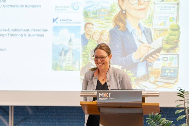 <p>Astrid Menzl, program coordinator and education program manager at Kempten Business School / Hochschule Kempten and also a graduate of the program, spoke about resilience in times of change. ©MCI/Aaron Heimerl</p>