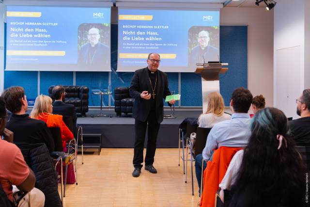 <p>Bischof Hermann Glettler diskutiert mit Studierenden und Zuhörenden über aktuelle gesellschaftliche Fragen ©MCI/Aaron Heimerl</p>