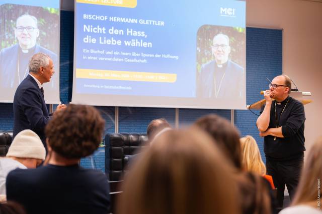 <p>Departmentleiter Siegfried Walch moderiert die abschließende Diskussion ©MCI/Aaron Heimerl</p>