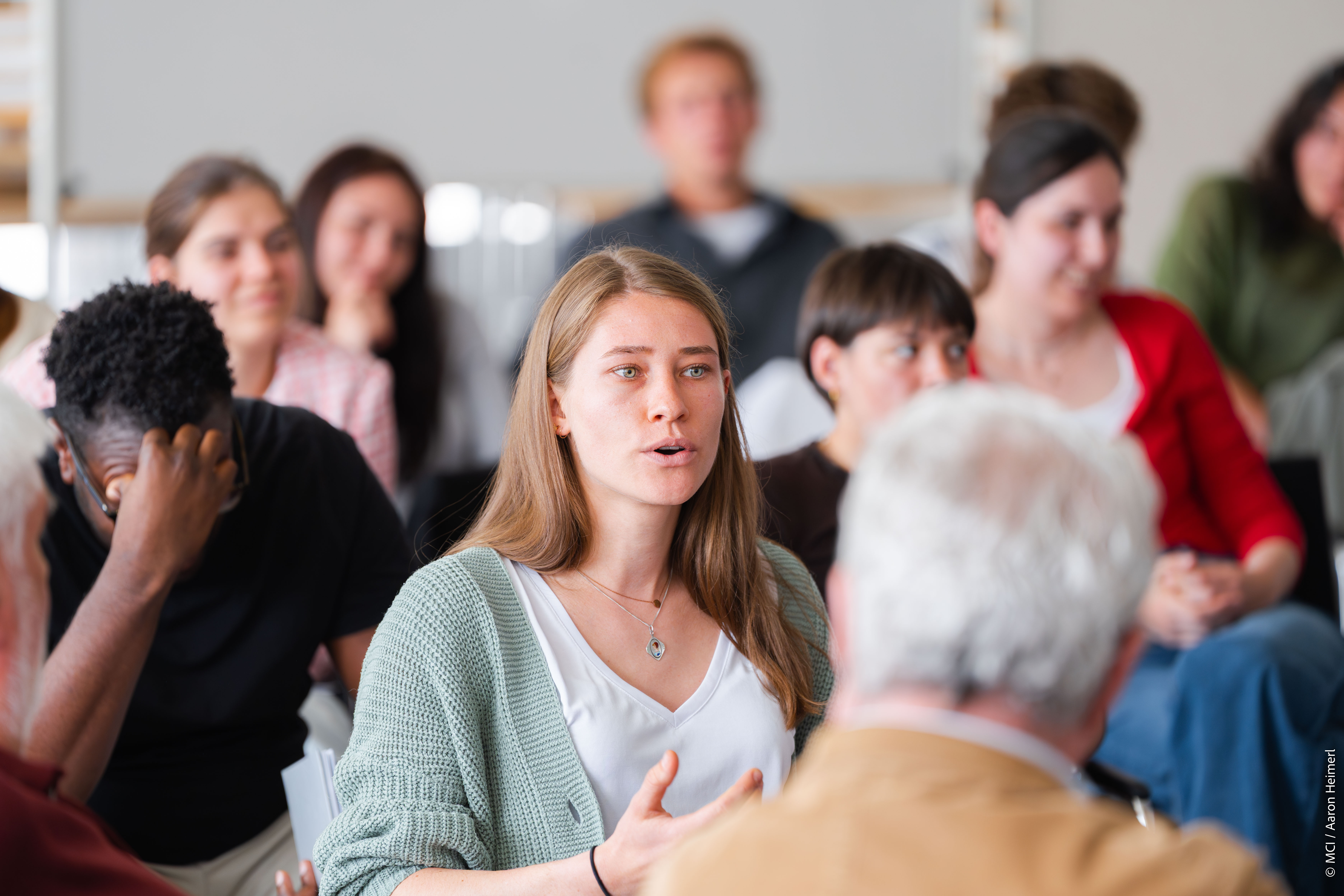 <p>Students discuss with experts ©MCI/Aaron Heimerl</p>
