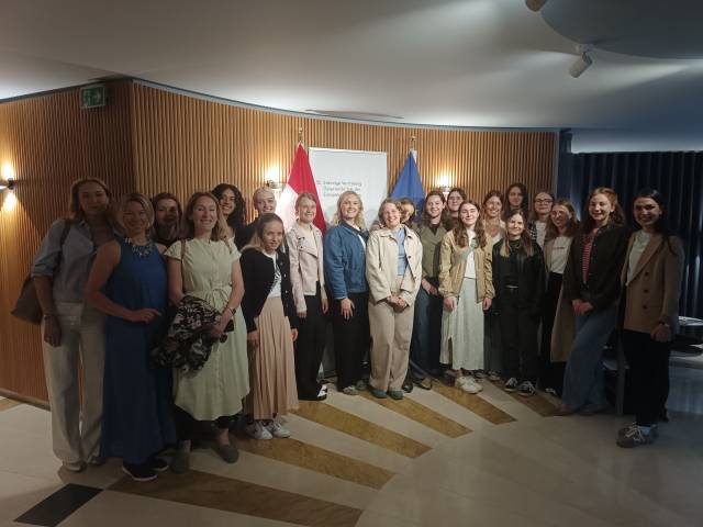 <p>Students at the Permanent Representation of Austria to the European Union © MCI</p>