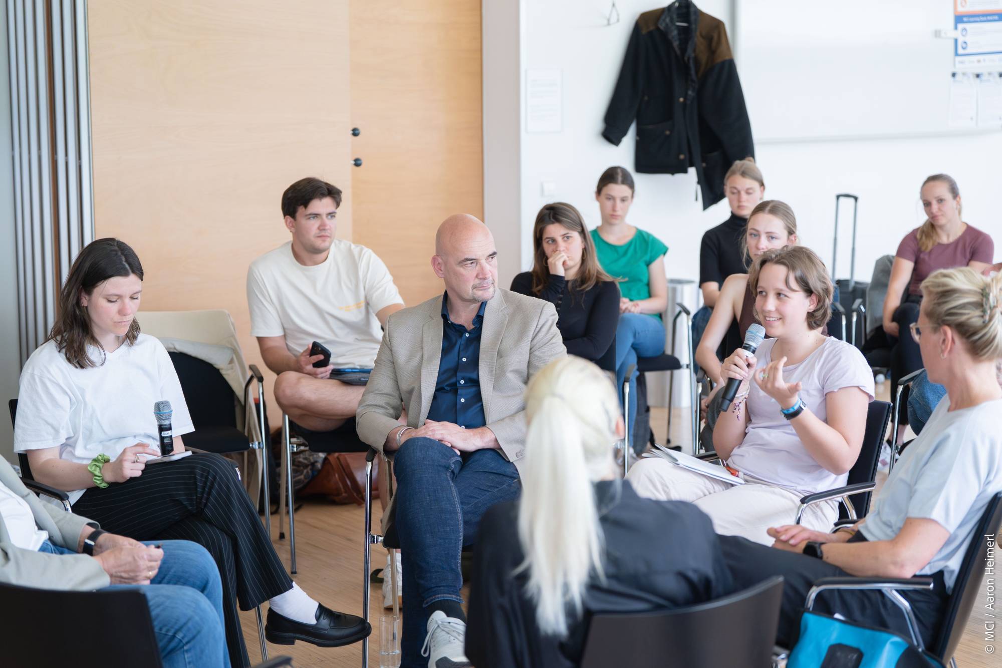 <p>Studierende diskutieren mit den Expert:innen © MCI / Aaron Heimerl</p>