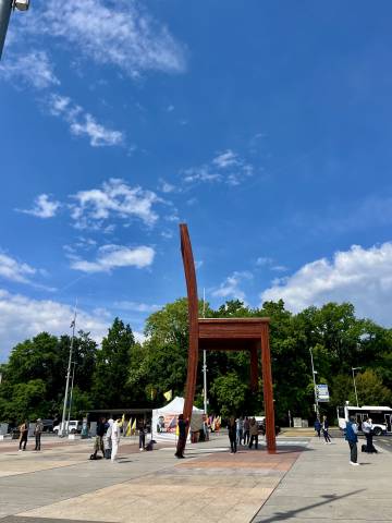 <p>Broken Chair Monument ©Gaia Re Garbagnati</p>