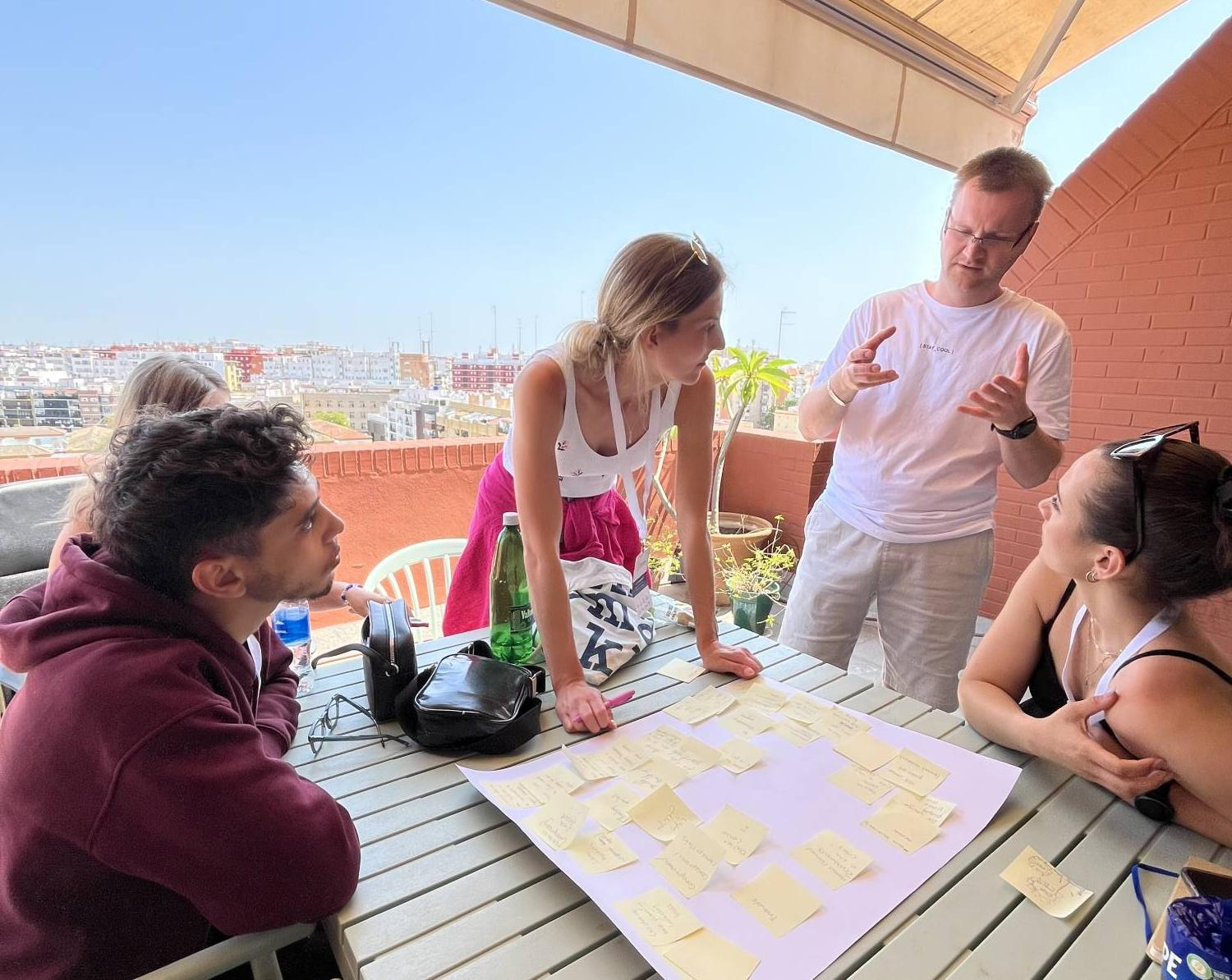 <p>Gruppenarbeit während des Entre Camp Seville 2025 ©Annalena Eckhardt</p>