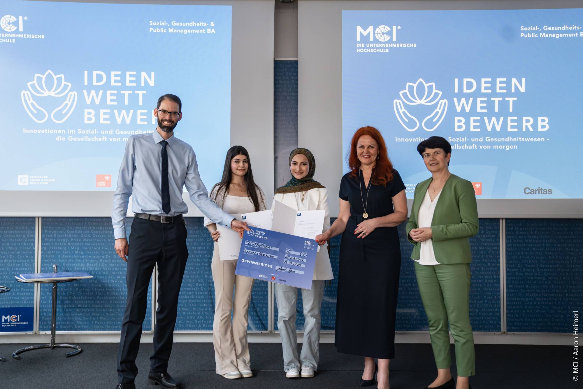 <p>Gewinnerinnen Lilian Bajo und Rama Alyahya (2.u.3.v.l.) mit Lukas Kerschbaumer (l.), Landesrätin Cornelia Hagele (2.v.r.) und Elisabeth Rathgeb (r.) ©MCI/Aaron Heimerl</p>