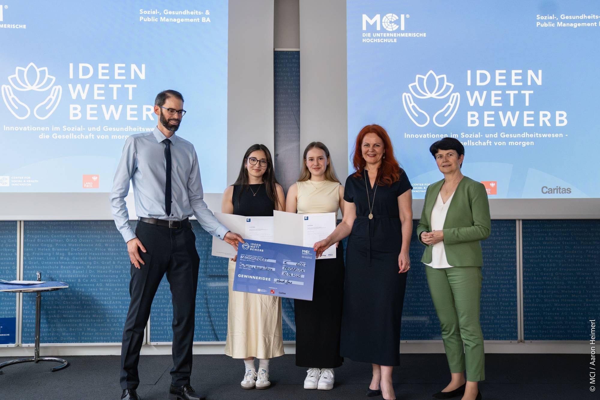 <p>Gewinnerinnen Acelya Özcan und Mia Martic (2.u.3.v.l.) mit Lukas Kerschbaumer (l.), Landesrätin Cornelia Hagele (2.v.r.) und Elisabeth Rathgeb (r.) ©MCI/Aaron Heimerl</p>