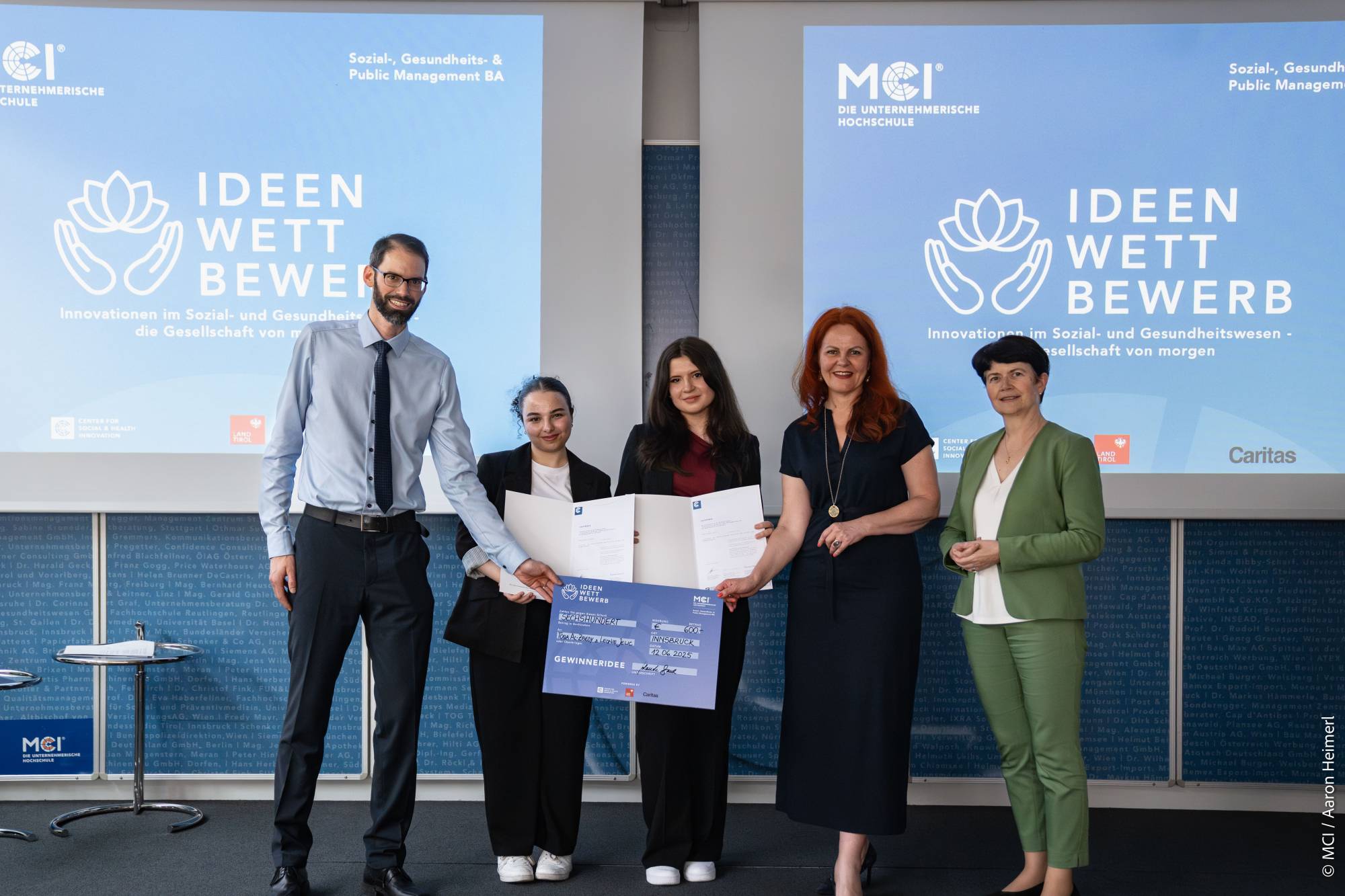 <p>Gewinnerinnen Toqa Al-Zbedy & Leoni Jelic (2.u.3.v.l.) mit Lukas Kerschbaumer (l.), Landesrätin Cornelia Hagele (2.v.r.) und Elisabeth Rathgeb (r.) ©MCI/Aaron Heimerl</p>