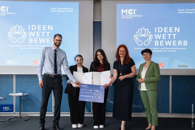 <p>Gewinnerinnen Toqa Al-Zbedy & Leoni Jelic (2.u.3.v.l.) mit Lukas Kerschbaumer (l.), Landesrätin Cornelia Hagele (2.v.r.) und Elisabeth Rathgeb (r.) ©MCI/Aaron Heimerl</p>