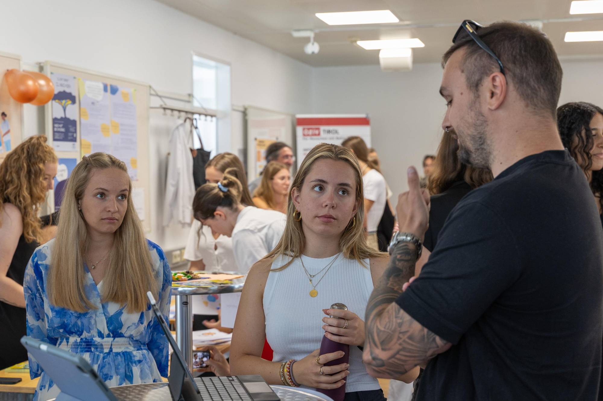 <p>Studierende präsentieren Ihre Ergebnisse bei der Projektmesse © LPD Tirol</p>