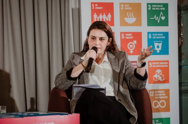 <p>Masterstudentin Julia Prado Figueira da Silva präsentiert die Ergebnisse der Breakout Sessions im Abschlussplenum ©BKMC/Richard Schabetsberger  </p>