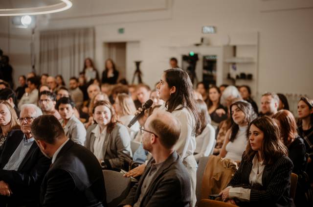 <p>Masterstudentin Irma Itzel Rodríguez Córdova bei der offenen Fragerunde im Abschlussplenum ©BKMC/Richard Schabetsberger  </p>