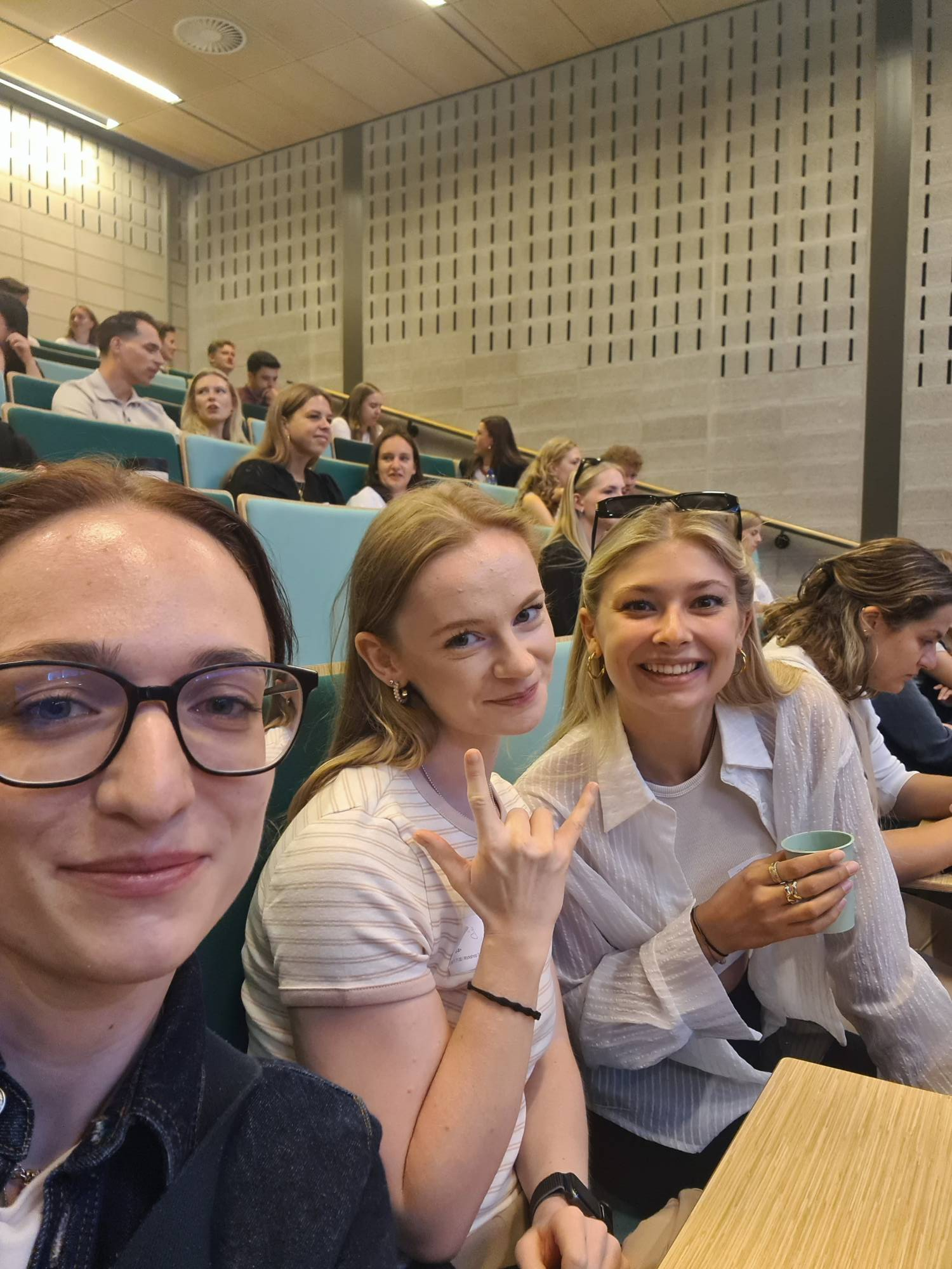 <p>Valentina with fellow students in the lecture hall ©Lanser</p>