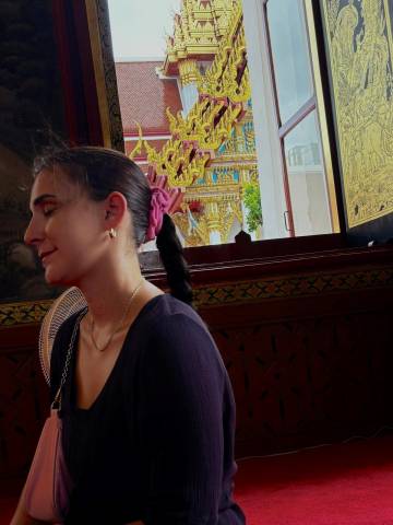 <p>Mara beim Beten in einem traditionellen Wat ©Winkler</p>