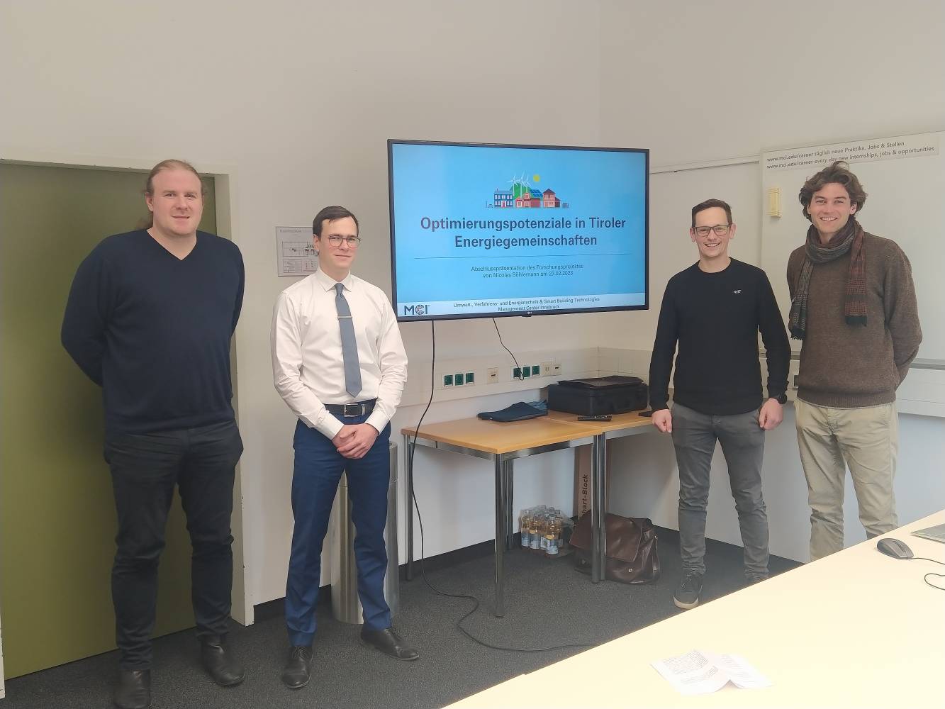 <p>Der souveränen Abschlusspräsentation wohnten vonseiten der IKB Lukas Giner (Business Development Manager, 2. v. r.) sowie David Anfang (Stabstellenleiter im Vorstand, 2. v. l.) bei. Studiengangsleitung Werner Stadlmayr (1. v. l.) eröffnete durch eine lobende Rede auf Nicolas‘ Leistungen in seinem Bachelorstudium „Umwelt-, Verfahrens- und Energietechnik“, welches dieser (1. v. r.) im November 2022 mit Auszeichnung abschließen konnte. © MCI / Hofer</p>