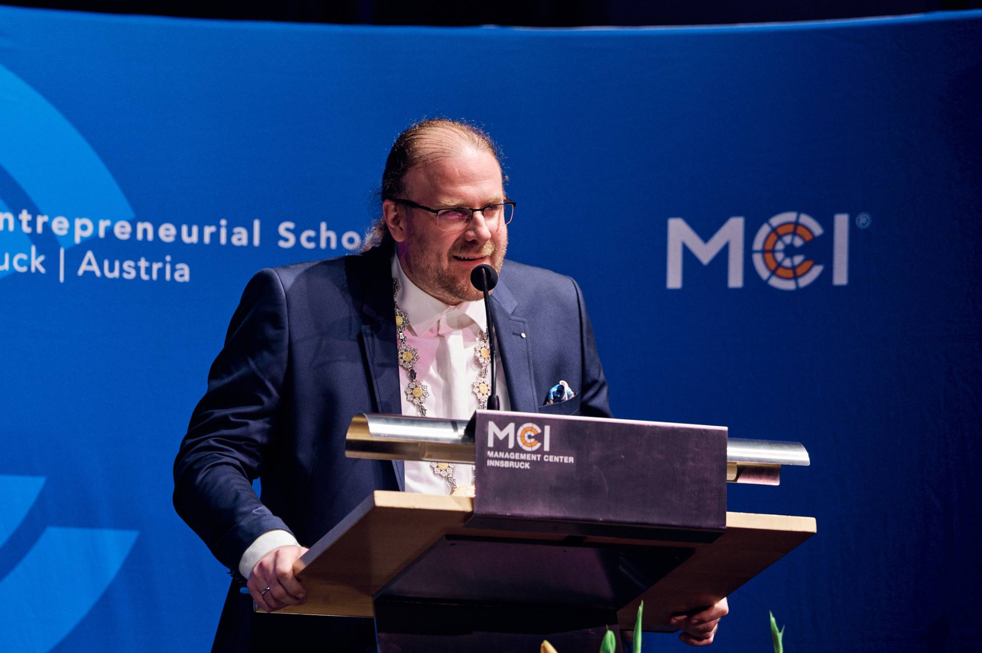 <p>Abrundend richtete Studien- und Departmentleiter Werner Stadlmayr seine Lobesworte an die Absolventinnen und Absolventen seines Departments. © Klaus Maislinger</p>