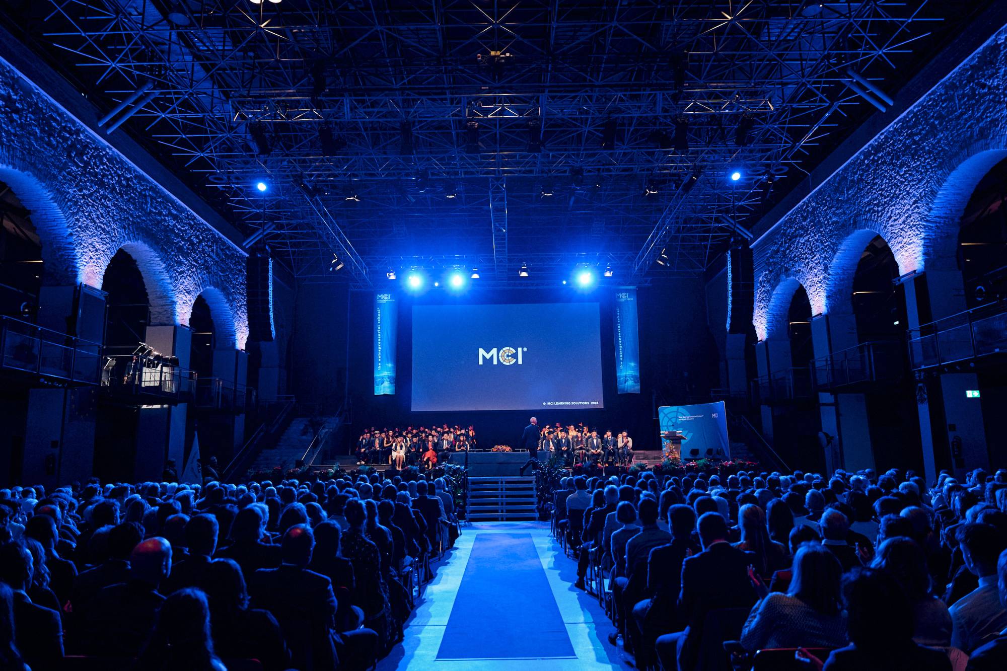 <p>Gemeinsam mit den Studienkolleginnen und -kollegen des Department Umwelt-, Verfahrens- & Energietechnik nahmen die SBT-Absolventen und -Absolventen am 30. November 2024 auf der Sponsionsbühne im Congress Innsbruck Platz. © Klaus Maislinger</p>