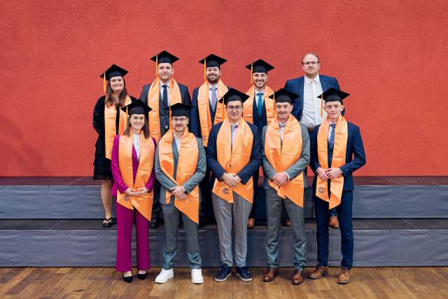 <p>Im Debüt-Jahrgang 2021 des dualen Studiums am MCI durfte Studiengangsleiter Werner Stadlmayr am Sponsionstag neun Studierenden zum Abschluss ihres Bachelorstudiums Smart Building Technologies gratulieren. ©Klaus Maislinger</p>