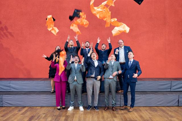 „Gaudeamus igitur“-Premiere: Erste SBT-Kohorte feiert Sponsion
