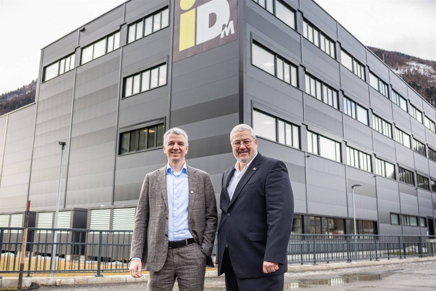<p>Die iDM-Geschäftsführer Hans-Jörg Hoheisel (re.) und Christoph Bacher vor der neuen Produktionshalle, die vor dem Winter in Betrieb gegangen ist. Damit können am Stammsitz in Matrei künftig 40.000 Wärmepumpen pro Jahr produziert werden. © iDM</p>