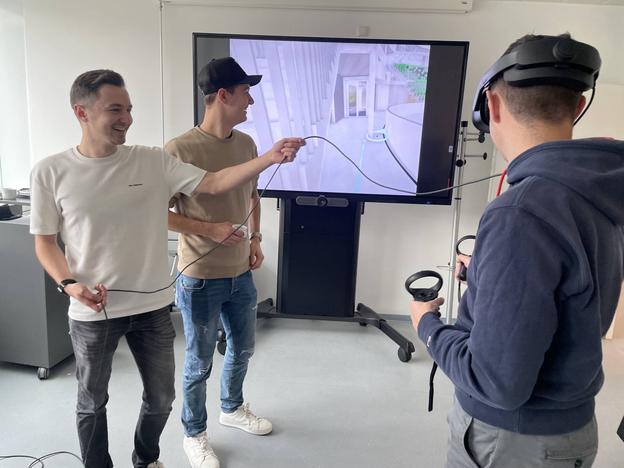 <p>Der Spaßfaktor kam wie immer nicht zu kurz: Beim digitalen Erkundungsspaziergang wurden die im AR-Bereich mit ausführenden Kollegen hardwaretechnisch von ihren Mitstudierenden tatkräftig unterstützt. © Larissa Schneiderbauer</p>