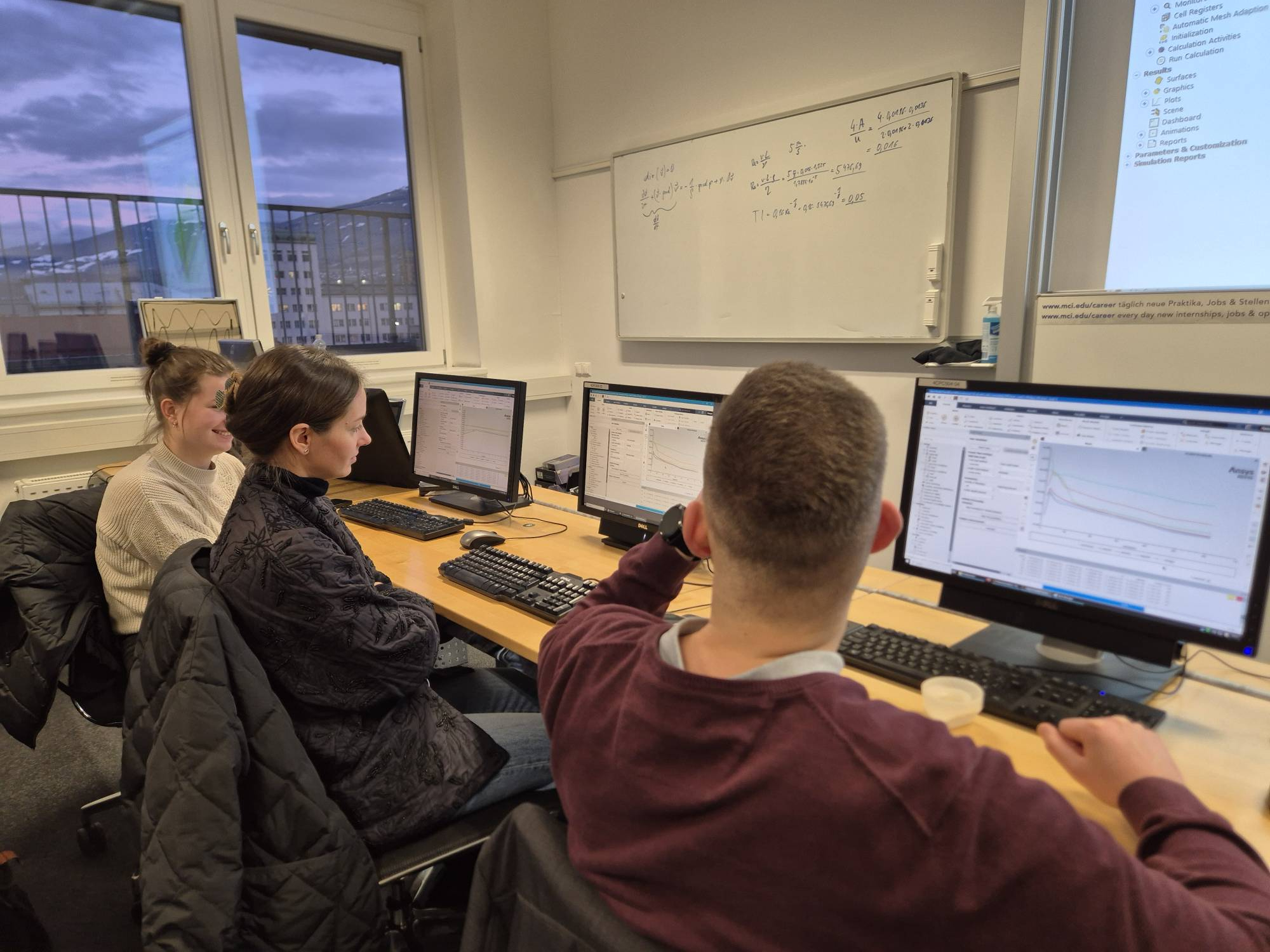 <p>Final simulation evaluation in the computer room: The Ansys Fluent software illustrates the different levels of the room - the students, pictured here from left to right Eva Voppichler, Sarah Maria Grepl and Peter Hornich, evaluate individual measuring points at different heights. Depending on the position on the z-axis (height of the room), a differentiated image of the flow rate in the room can be visualized. The velocity is used as an indicator of the volume flow at individual points in the measured room. © MCI / Manuel Berger</p>