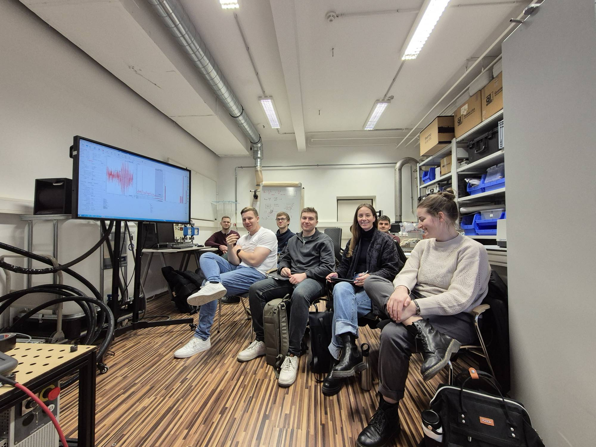 <p>In the laboratory environment, the students evaluate the turbulent flow - the fluid, the liquid in the air, is an unstable variable and is therefore subject to constant changes over time. The evaluation of the turbulent flow is partly automated by the non-invasive LDA software - the droplet velocity in the air is measured at individual points and used to derive how good the ventilation in the room is (velocity distribution of the droplets in the air). © MCI / Manuel Berger</p>