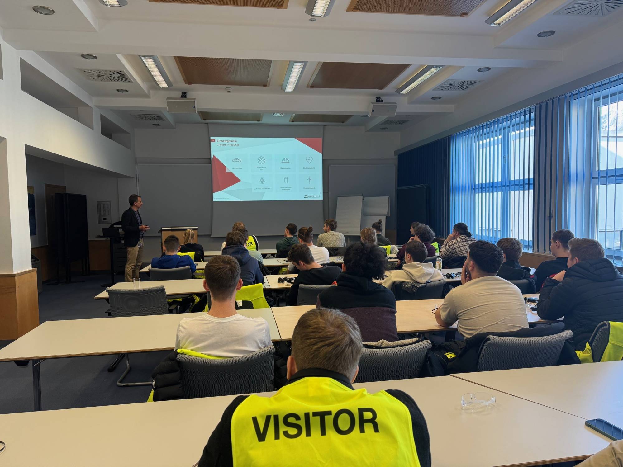 <p>Simon Jost eröffnete den Exkursionstag für unser Studienprogramm mit einführenden Informationen über CERATIZIT und die Plansee Group. © MCI/Barbara Messner</p>