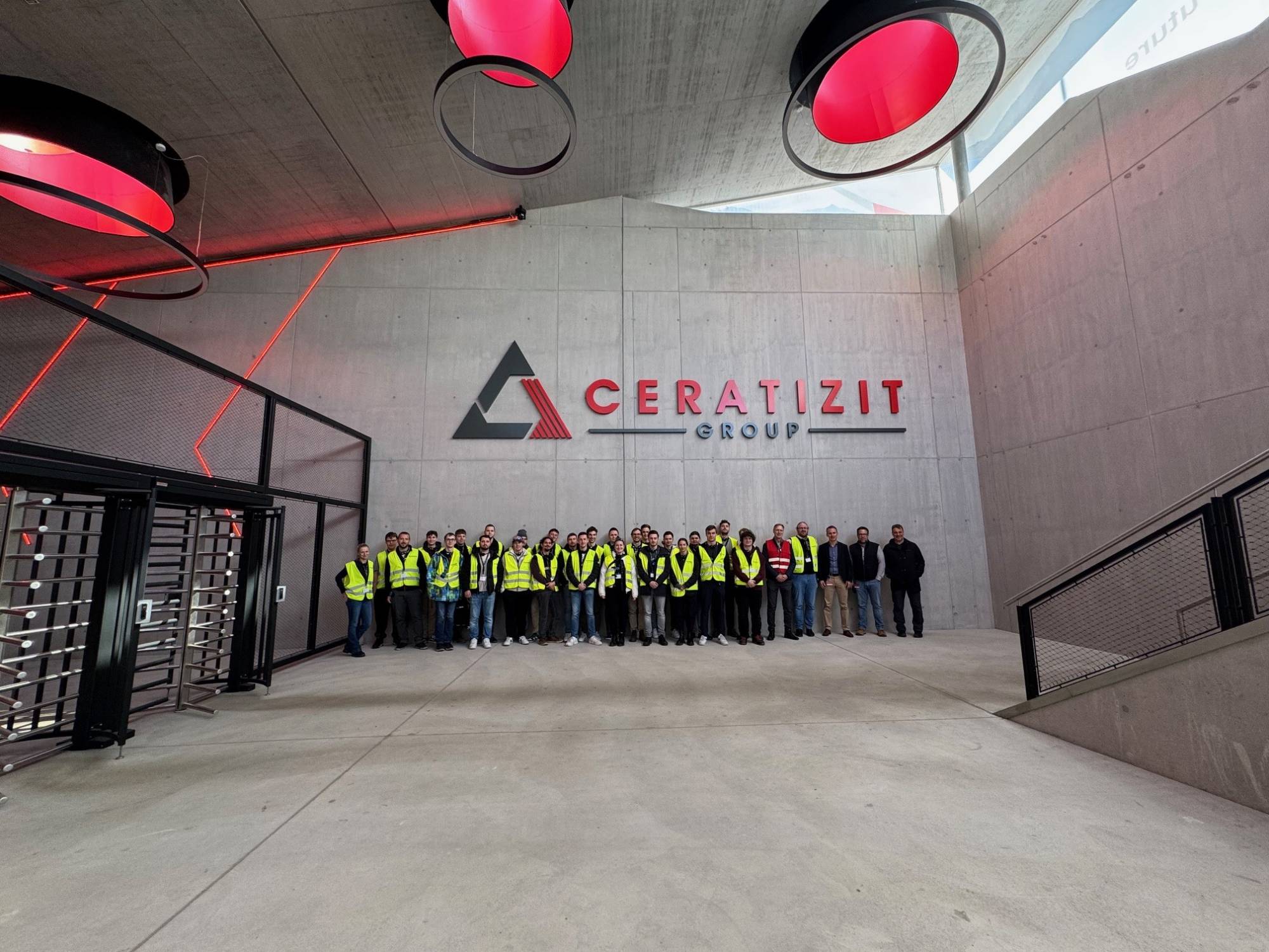 <p>Führung Nummer 2: Nach einem Ortswechsel konnten wir das neue CERATIZIT-Gebäude im Breitenwanger Ortsteil Kreckelmoos besichtigen (einen Kilometer Luftlinie vom Hauptstandort in Reutte entfernt). © MCI / Barbara Messner</p>