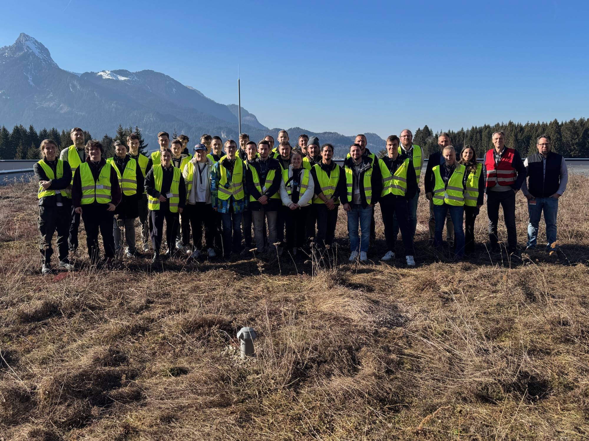 <p>Neben den energietechnischen Aspekten durch nachhaltige Energieversorgung mittels Photovoltaik und Begrünung bot das Dach des neuen CERATIZIT-Gebäudes auch einen herrlichen Blick auf die Außerferner Bergwelt. © MCI/Barbara Messner</p>