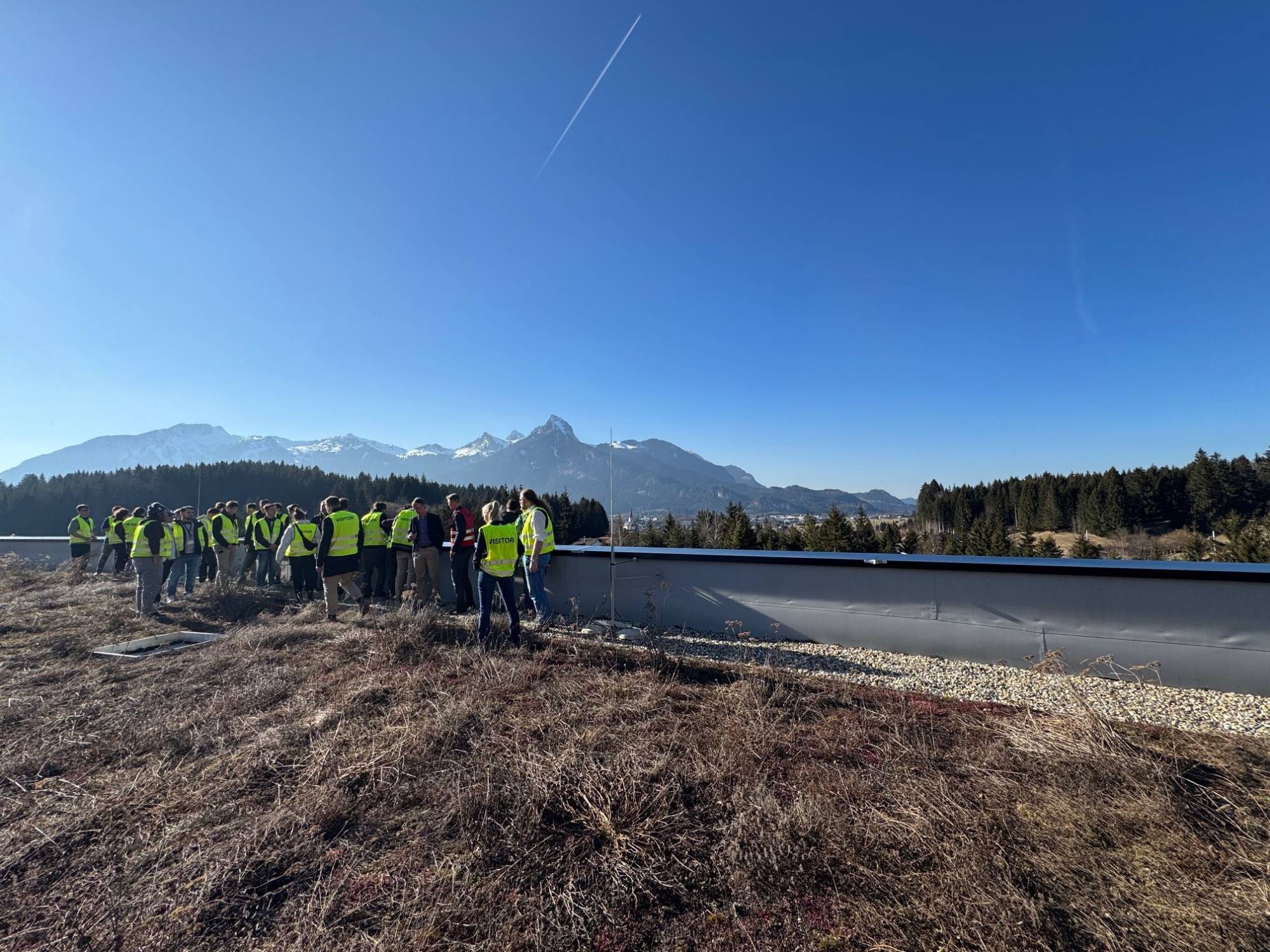 <p>Neben den energietechnischen Aspekten durch nachhaltige Energieversorgung mittels Photovoltaik und Begrünung bot das Dach des neuen CERATIZIT-Gebäudes auch einen herrlichen Blick auf die Außerferner Bergwelt. © MCI/Barbara Messner</p>